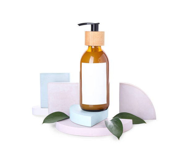 Samenstelling met fles natuurlijke shampoo op witte achtergrond - Foto, afbeelding