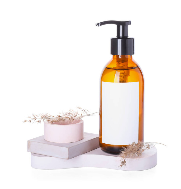 Composition avec flacon de shampooing naturel sur fond blanc - Photo, image
