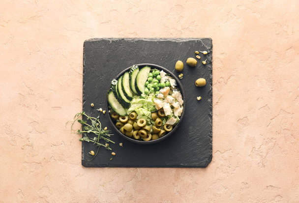Bowl ízletes saláta friss zöldségekkel a színes háttér - Fotó, kép
