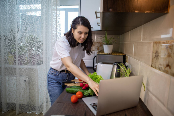 nő főzés ellenőrzése recept laptop másolás hely - Fotó, kép