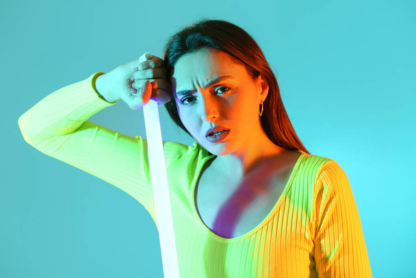 Sävytetty muotokuva kaunis nuori nainen neon lamppu värillinen tausta - Valokuva, kuva