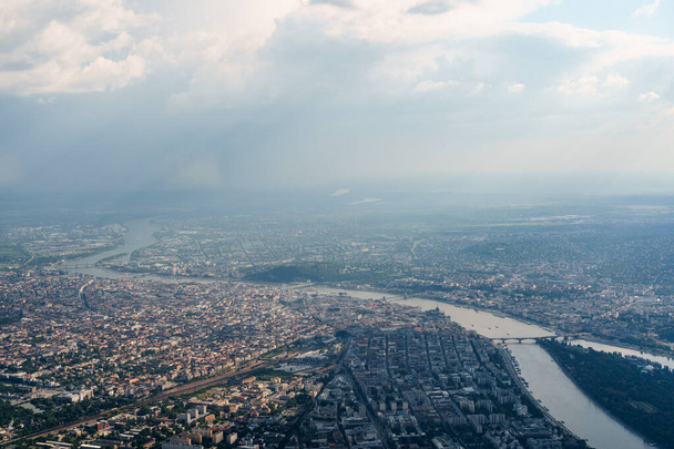 Vista desde la ventana del avión de la isla Margit-sziget en el Danubio en Budapest, Hungría - Foto, imagen