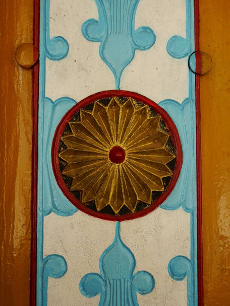 Λεπτομέρεια της πόρτας του ναού της Σρι Λάνκα σε χρυσό, μπλε, λευκό και πορτοκαλί - Φωτογραφία, εικόνα