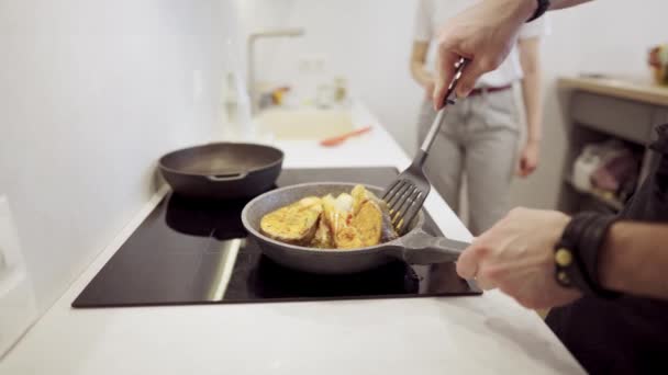 カップル料理サーモンステーキを自宅で一緒に - 映像、動画