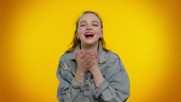 Chica joven riendo en voz alta después de escuchar anécdota ridícula, broma divertida, sintiéndose despreocupado divertido - Metraje, vídeo