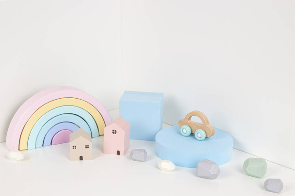 Samenstelling van kleurrijke educatieve baby speelgoed en geometrische vormen podium, platform op witte achtergrond - Foto, afbeelding