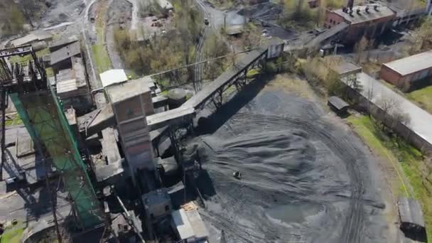 Letecký let nad uhelným dolem. Opuštěný důl a hora uhlí. - Záběry, video