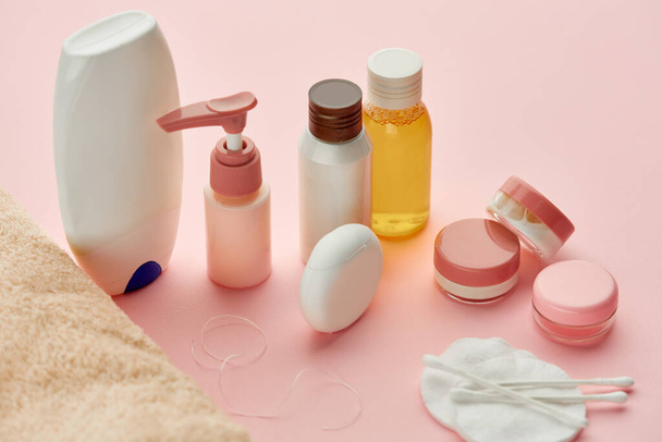 Prodotti per la cura della pelle su sfondo rosa, nessuno - Foto, immagini