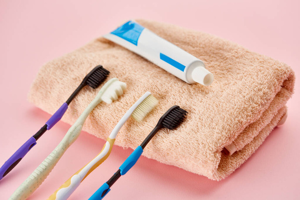 Productos para el cuidado bucal, cepillos de dientes y pasta dental - Foto, imagen