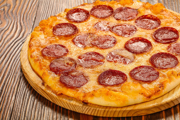 Ιταλική παραδοσιακή κουζίνα Πεπερόνι λουκάνικα πίτσα . - Φωτογραφία, εικόνα