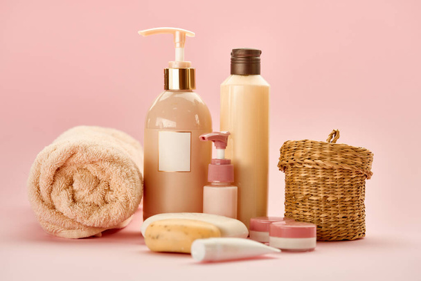 Προϊόντα φροντίδας του δέρματος σε ροζ φόντο, κανείς - Φωτογραφία, εικόνα