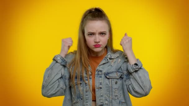 Molesto frustrado irritado chica irritada peleando, preguntando razón de conflicto, ¿por qué tan terco - Metraje, vídeo