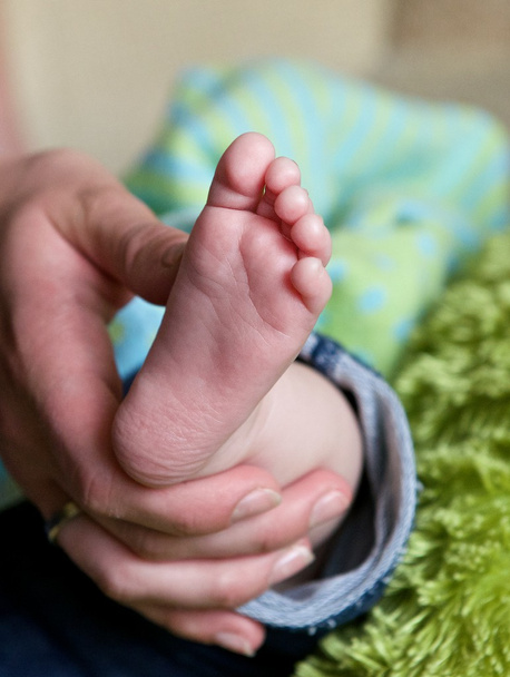 足フラグメントの小さな赤ちゃんの写真、赤ちゃんの足をクローズ アップ、赤ちゃんの足をクローズ アップ概念的な写真, マタニティ, 概念的な写真 - 写真・画像