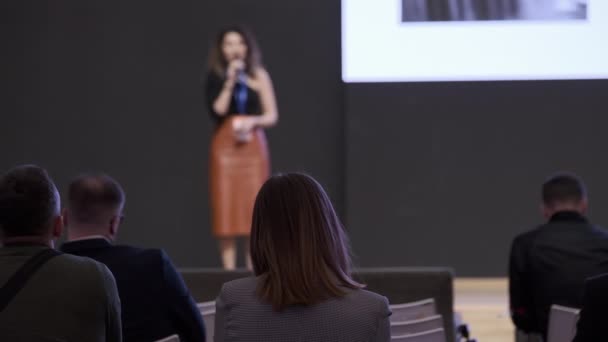 Az üzletemberek előadást hallgatnak a konferenciaközpontban - Felvétel, videó