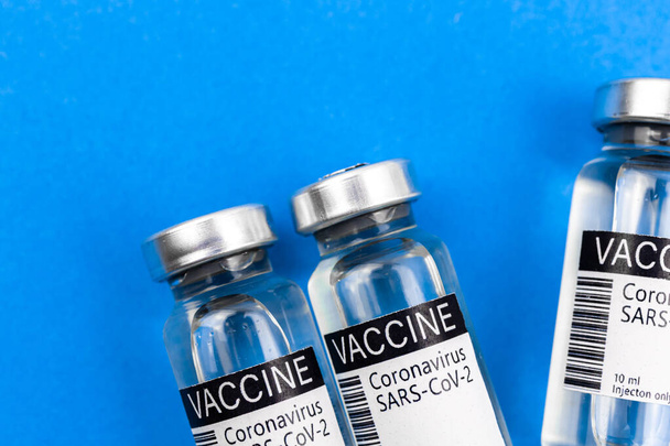 Koronavirusinfluenssarokotteen tausta, rokotus- tai immunisaatiokonsepti woth-rokotepullot, yläkuva - Valokuva, kuva