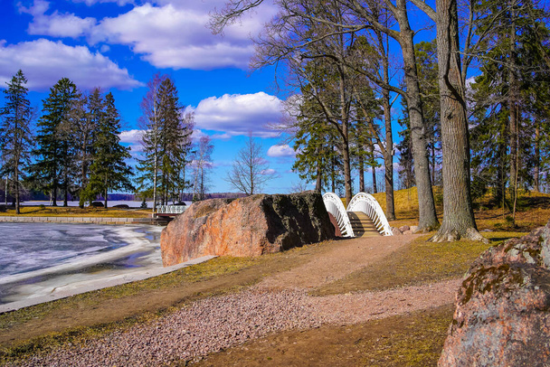 Mon Repos je skalnatý krajinný park na břehu zátoky Zashchitnaya, Vyborg Bay, na ostrově Tverdysh v severní části města Vyborg v Leningradské oblasti. - Fotografie, Obrázek