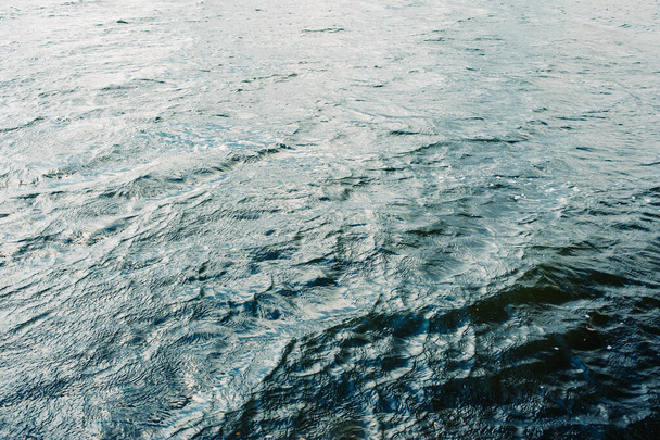 Wasser, See, Welle, Hintergrund. Flusswassertextur. Blendung und reflektierendes Oberflächenwasser im Fluss. - Foto, Bild