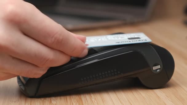 Mužská ruka platí pomocí kreditní karty bezkontaktní NFC technologií a zadává pin kód nebo heslo pomocí terminálu - Záběry, video