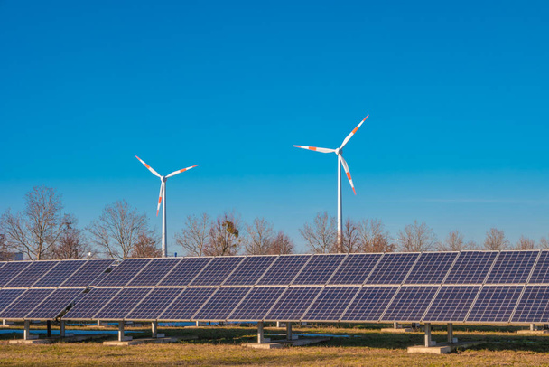 Велика сонячна електростанція та вітрові турбіни є універсальними екологічно чистими енергетичними рішеннями в Магдебурзі, Німеччина. Концепція енергії та сталого життя - Фото, зображення