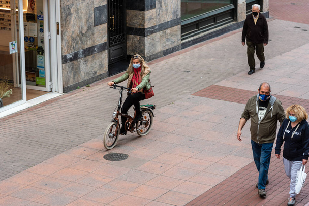 Logrono, Hiszpania - 2021 Kwiecień 22: Ludzie przechadzający się po pustych ulicach Logrono wiosną 2021 roku - Zdjęcie, obraz