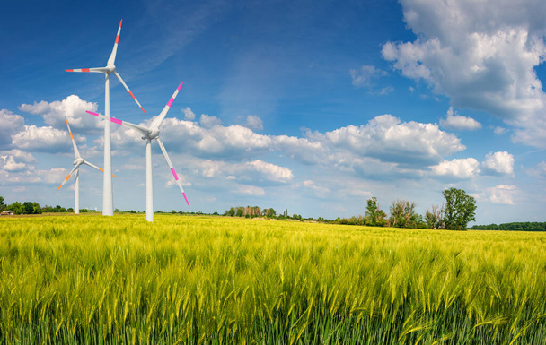 空に雲があるドイツの光と影の波と美しい緑の農場の風景、および風力発電用風力タービンのパノラマビュー - 写真・画像