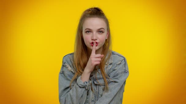 Chica presiona el dedo índice a los labios hace gesto de silencio signo no dice secreto, shh estar tranquilo - Imágenes, Vídeo