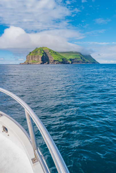 Navio turístico está indo em direção a ilha Mykines com puffins no arquipélago das ilhas Faroé e oceano Atlântico, verão - Foto, Imagem
