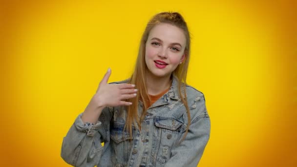 Tiener stijlvol meisje tonen uitnodigend gebaar met de handen, vragen om mee te doen, wenken om te komen, welkom - Video