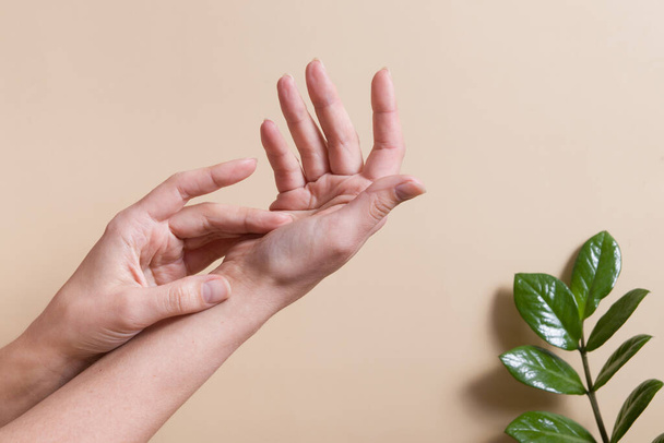 Τα γυναικεία χέρια εφαρμόζουν κρέμα ή αντισηπτικό. Αισθητική έννοια φροντίδας χεριών - Φωτογραφία, εικόνα
