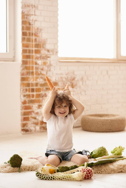 child playing in the kitchen - Фото, изображение