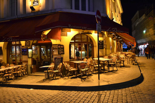 Φρανς, Πάρις. 20.02.2012. Πολύ χαριτωμένο, πολύχρωμο και ροζ καφέ πρόσοψη στο Παρίσι Street κατά τη διάρκεια της νύχτας. - Φωτογραφία, εικόνα