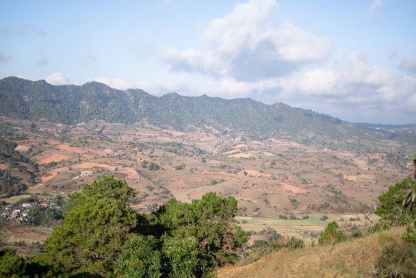 У дорозі від Калова до Інл - Лейка (штат Шань, М "янма) мальовничі ферми та поля. - Фото, зображення