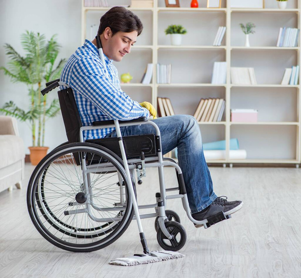 Zdravotně postižený muž na vozíku úklid domů - Fotografie, Obrázek
