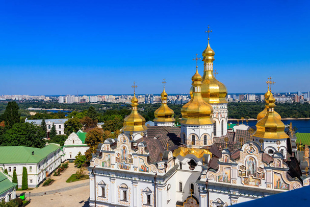 Vista de la Dormición Catedral de Kiev Pechersk Lavra (Monasterio de las Cuevas de Kiev) y el río Dniéper en Ucrania. Vista desde el gran campanario Lavra - Foto, Imagen