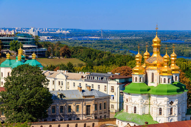 View of Church of All Saints in Kiev Pechersk Lavra (Kijev Monastery of the Caves) Ukrajnában. Kijevi városkép - Fotó, kép