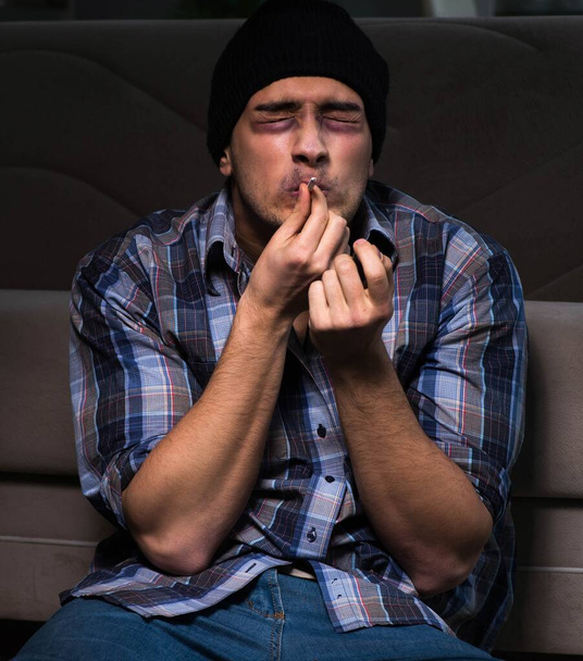 Mladý muž v agónii má problémy s narkotiky - Fotografie, Obrázek