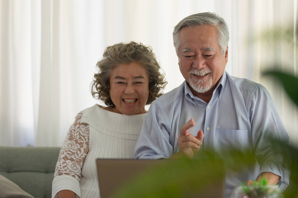 Ζευγάρι Ηλικιωμένοι Ασίας βίντεο conferent online με φορητό υπολογιστή στο σπίτι. - Φωτογραφία, εικόνα