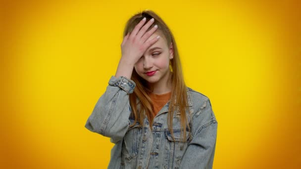 Sconvolto adolescente ragazza alla moda facendo gesto del palmo della faccia, sensazione di annoiarsi, deluso nel risultato, cattive notizie - Filmati, video