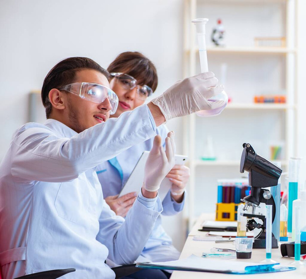 Equipo de químicos trabajando en el laboratorio - Foto, imagen