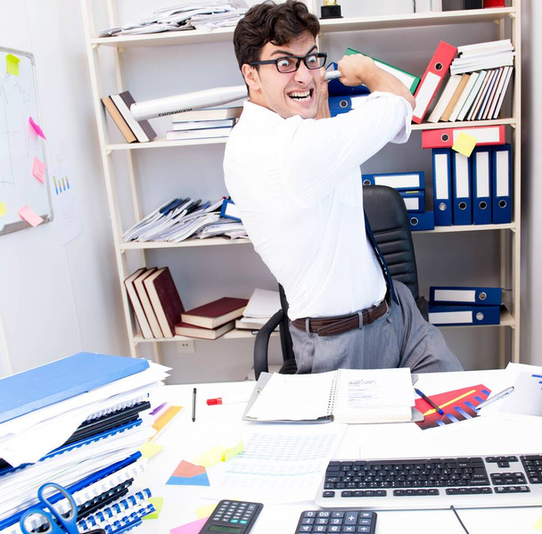 Frustrierter Geschäftsmann wütend im Büro - Foto, Bild