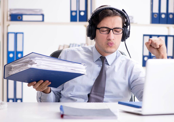 Sales assistant listening to music during lunch break - Foto, Imagen