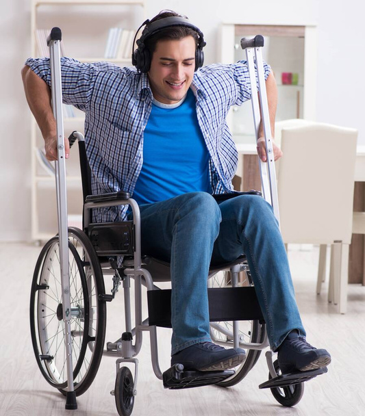 Handicapés écoutant de la musique en fauteuil roulant - Photo, image