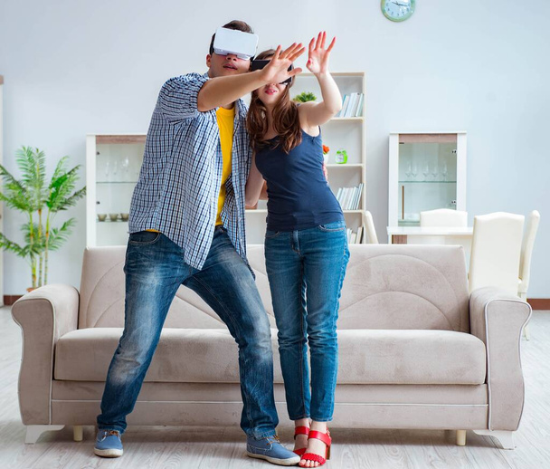 仮想現実のメガネでゲームをプレイする若い家族 - 写真・画像