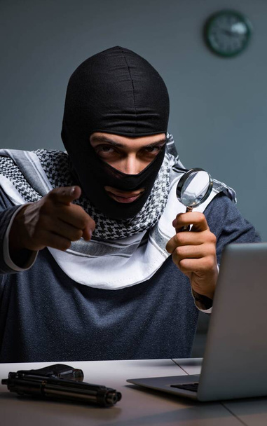 Pirate portant un masque de cagoule ordinateur de piratage - Photo, image