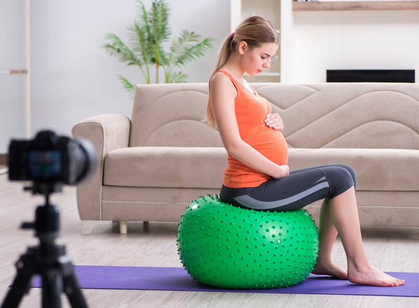 Mujer embarazada grabación de vídeo para blog y vlog - Foto, Imagen