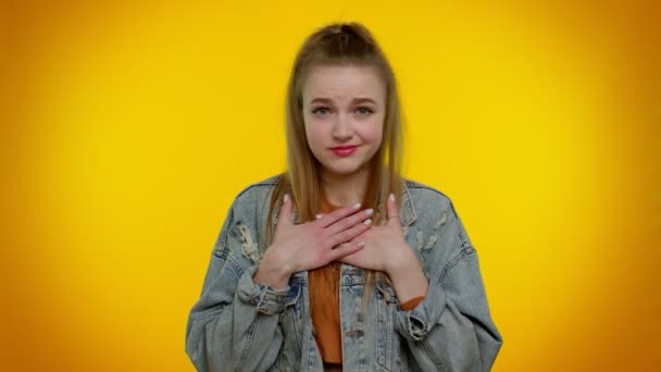 Chica en el fondo del estudio amarillo señalando los dedos a sí mismo pregunte a quién no gracias no lo necesito - Metraje, vídeo