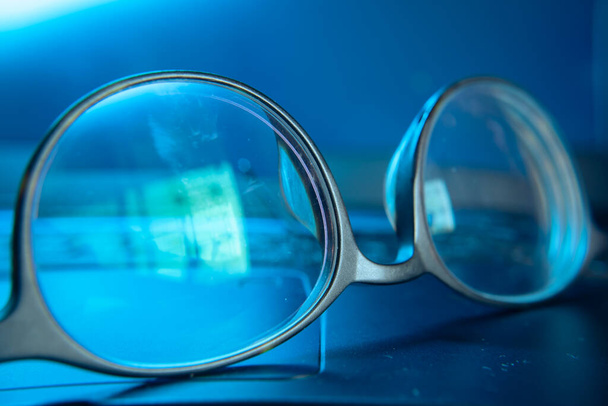 Brille im Blaulicht vom Computerbildschirm - Foto, Bild