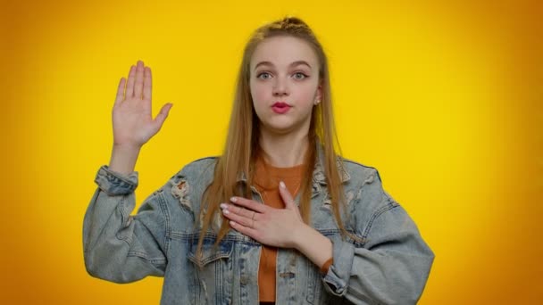 Upřímný zodpovědný dospívající dívka zvedá ruku složit přísahu, slibuje, že bude upřímný a říct pravdu - Záběry, video