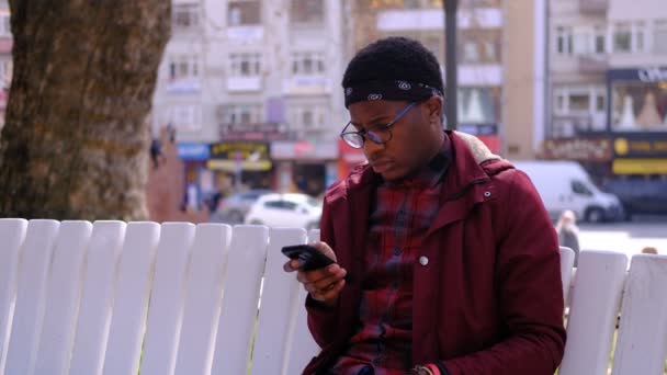 Schwarzer junger Mann telefoniert - Filmmaterial, Video