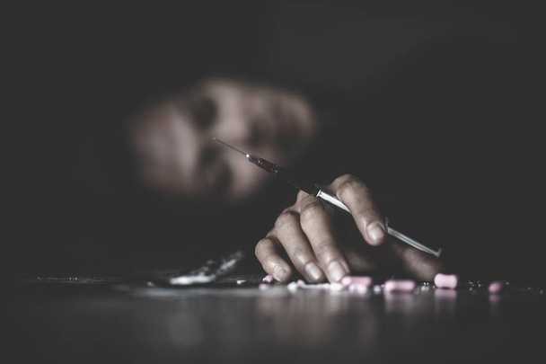 Σύριγγα σε χέρι ναρκομανούς Ασιάτισσας. Κοινωνική καταστροφή και επιδημία της έννοιας του εθισμού στα ναρκωτικά - Φωτογραφία, εικόνα